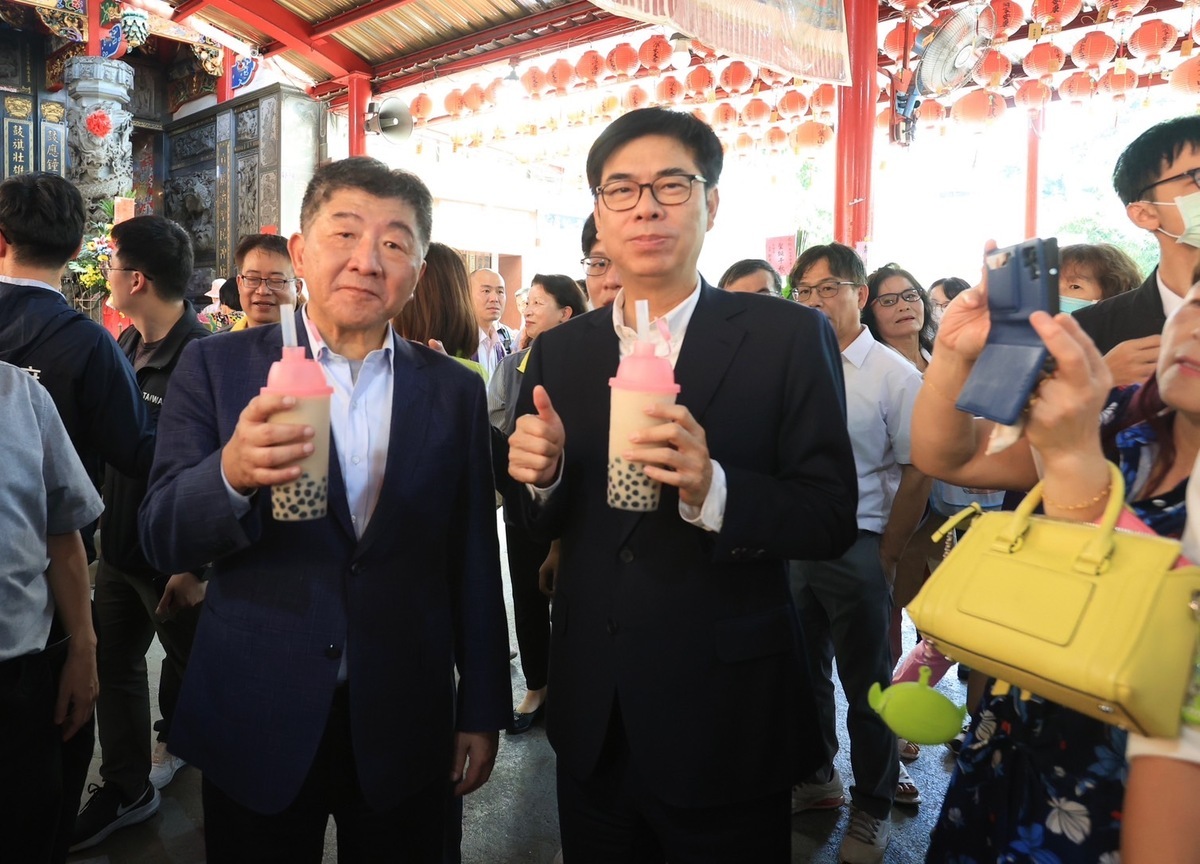陳時中(左)間接否認將接農業部長。 圖：高雄市政府/提供
