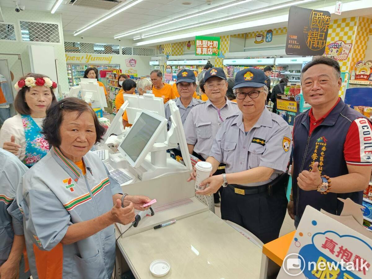 樂齡大學學員充當小7一日店長，讓守望相助隊員喝一杯愛心咖啡。   唐復年/攝