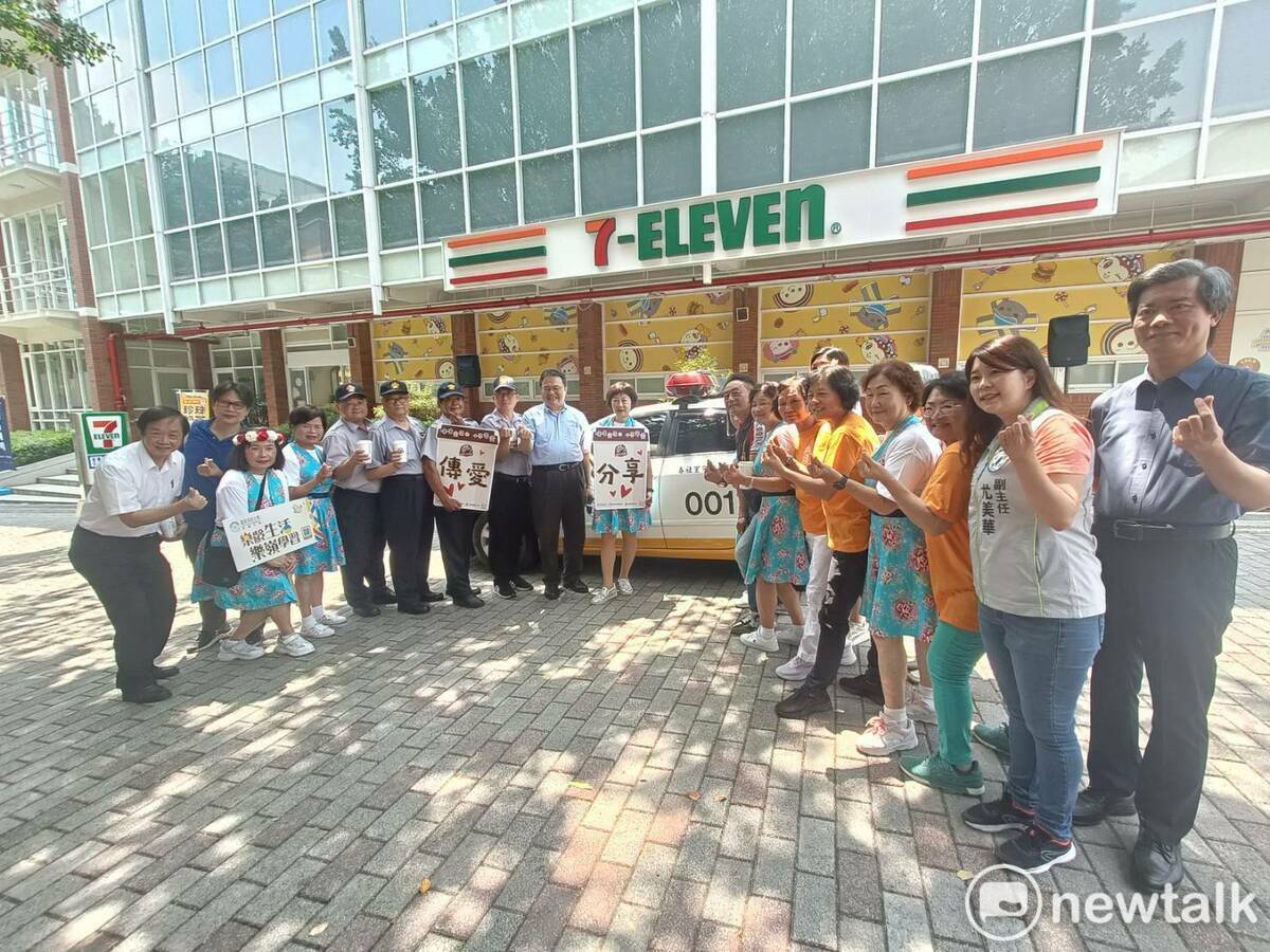 嶺東科大樂齡大學「啡嚐愛嶺‧小7寄愛」公益活動今天正式展開 唐復年/攝