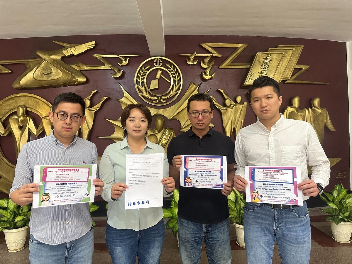議員們要求市府提供新住民政策文宣內容（各種語言版本），希望了解目前新北市新住民政策規劃，卻驚見服務電話是「空號」，罔顧新住民權益。 圖：黃淑君辦公室提供