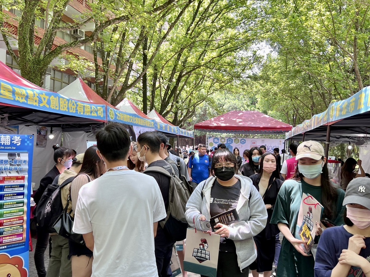 2023真理大學校園就博會參與人潮。 圖：新北市就服處提供