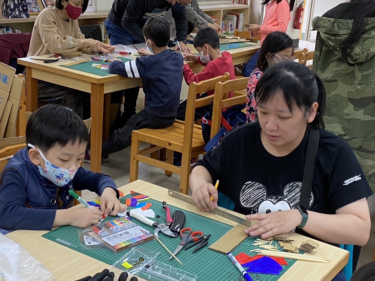 思賢國小的「風能仿生獸」，利用風力、力學原理，親子設計仿生物的動作。 圖：新北市教育局提供