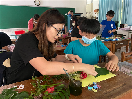 雙溪國小偏鄉專場，親子合力採集植物，以便用於藍晒作品。 圖：新北市教育局提供