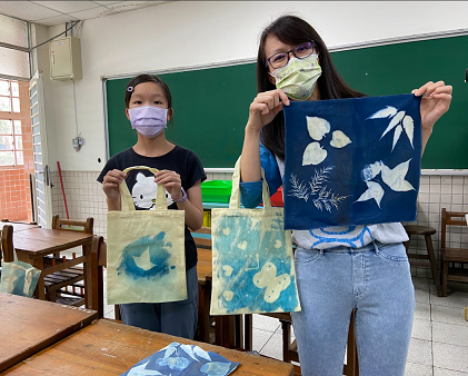 雙溪國小偏鄉專場-「藍」住陽光、「曬」出幸福，親子共創藍晒作品。 圖：新北市教育局提供