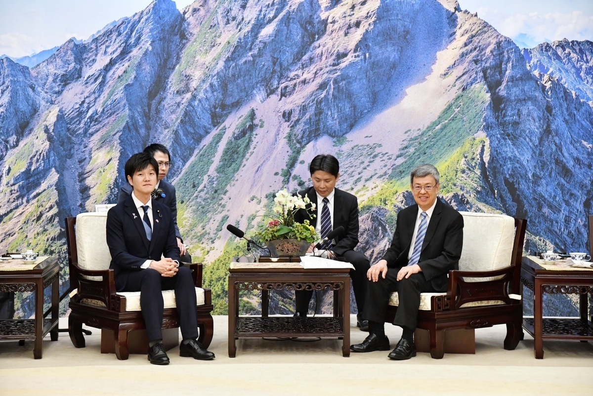 行政院長陳建仁和副院長鄭文燦今（4）日下午接見日本自民黨青年局局長、自民黨眾議員鈴木憲和率領的訪問團等共12人。 圖：行政院提供