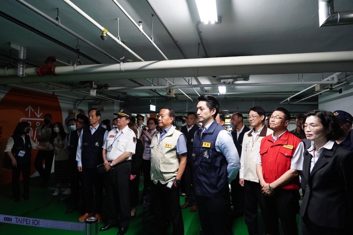 蔣萬安下午先後前往101金融大樓、松山工農，了解人員疏散、戰時收容救濟站、物資配售、傳染病防治及重大災害搶救，也動員現役及退役之替代役男共同參演。 圖 : 台北市政府提供