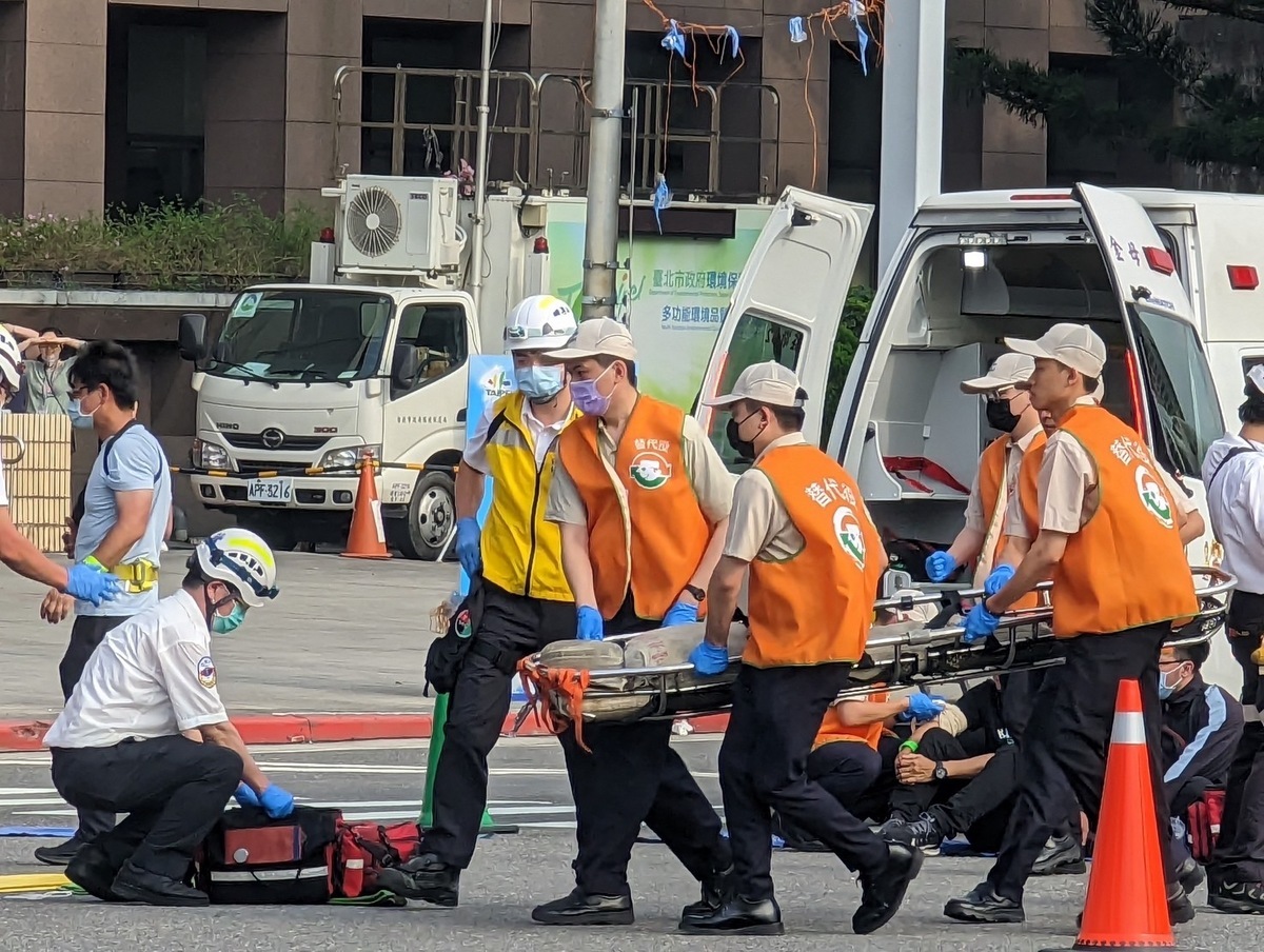 替代役男協助收容傷患救援照護任務。 圖：內政部役政署提供