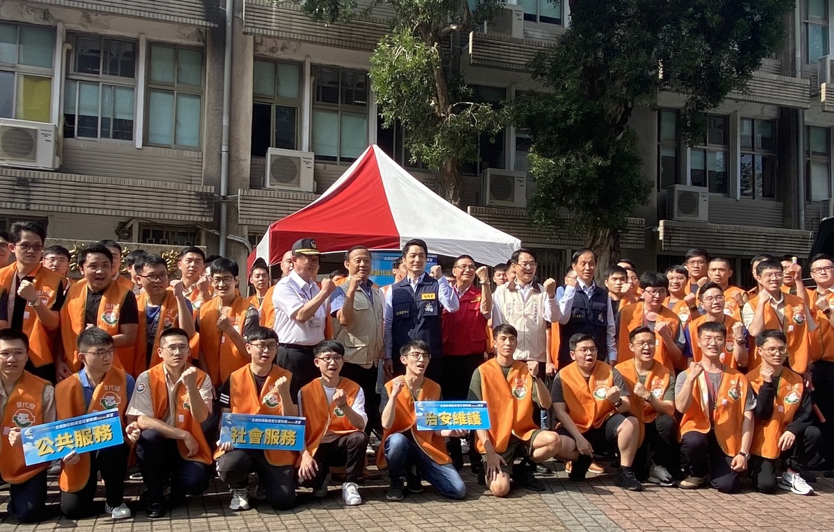 沈哲芳署長及蔣萬安市長肯定參與演習之役男。 圖：內政部役政署提供