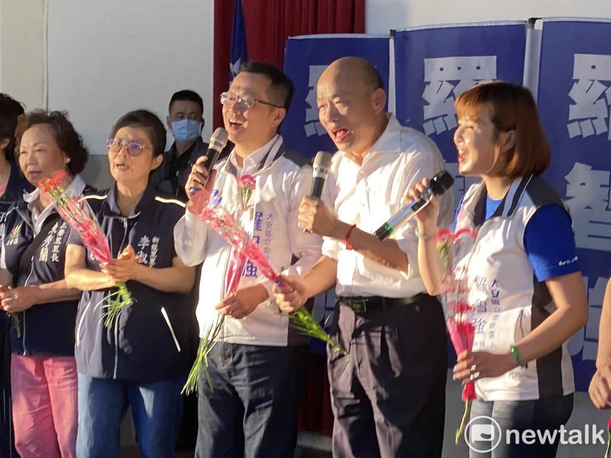 前高雄市長韓國瑜今幫國民黨前台北市議員羅智強站台，高唱「月亮代表我的心」。 圖：周煊惠 / 攝