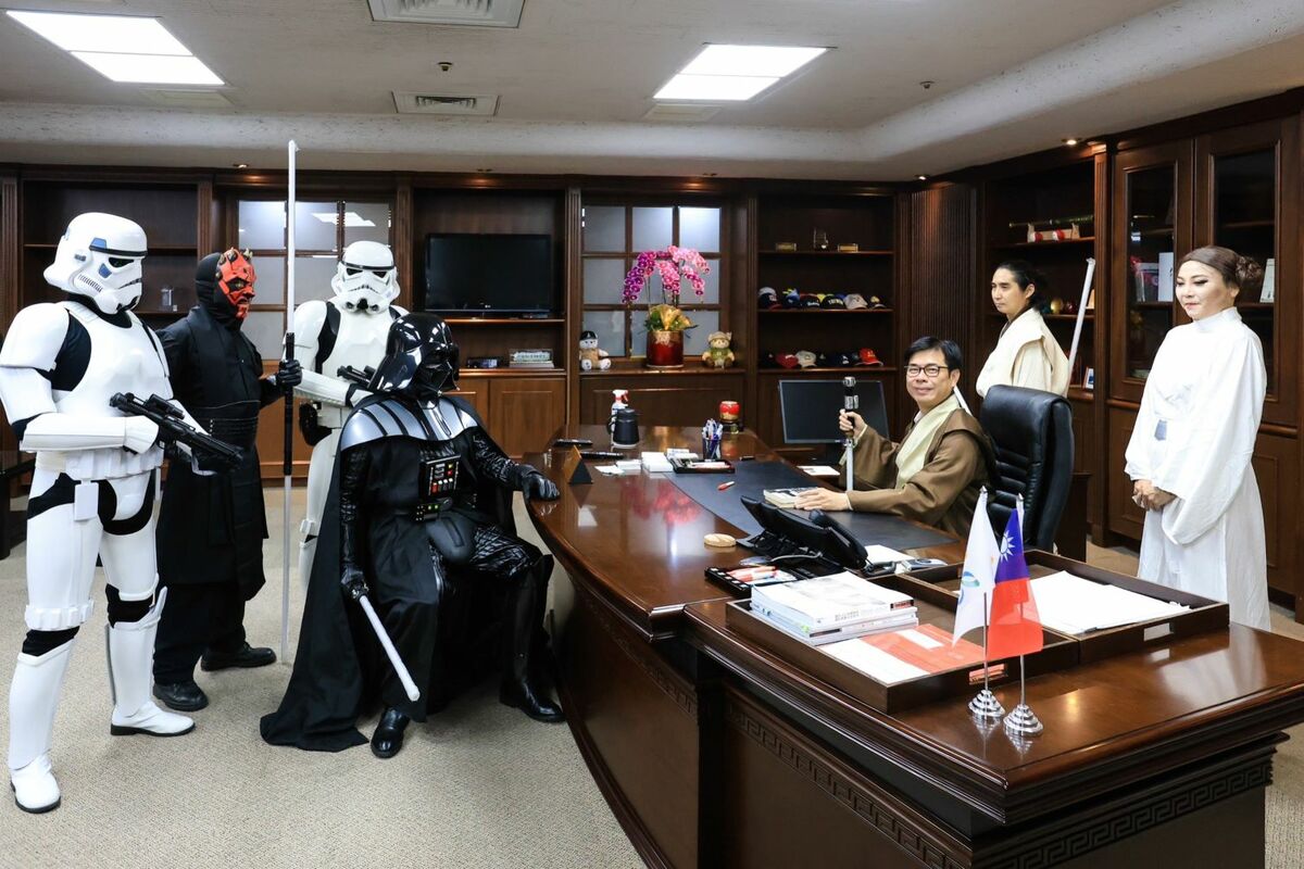 陳其邁(右三)邀請黑武士一行人到市長室握手言和。 圖：高雄市政府/提供