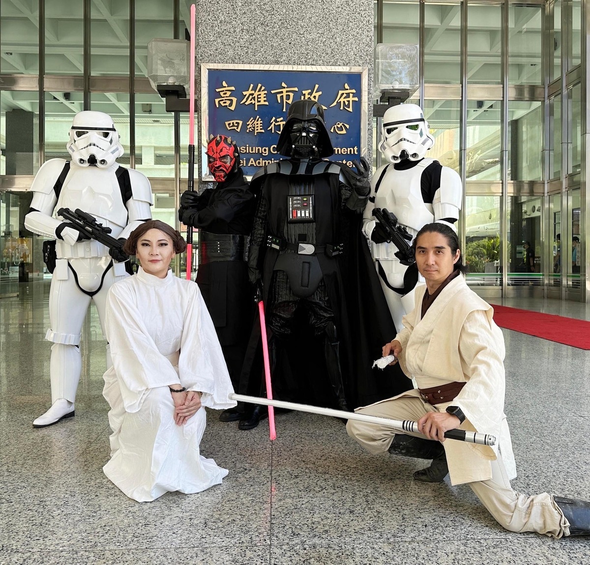 黑武士與手下風暴兵協助守衛市府。 圖：高雄市政府/提供