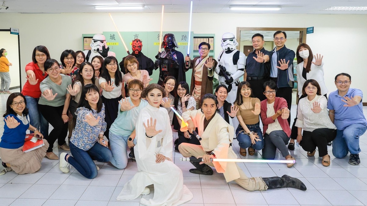 國際星戰日cosplay活動吸引市府員工合影。 圖：高雄市政府/提供