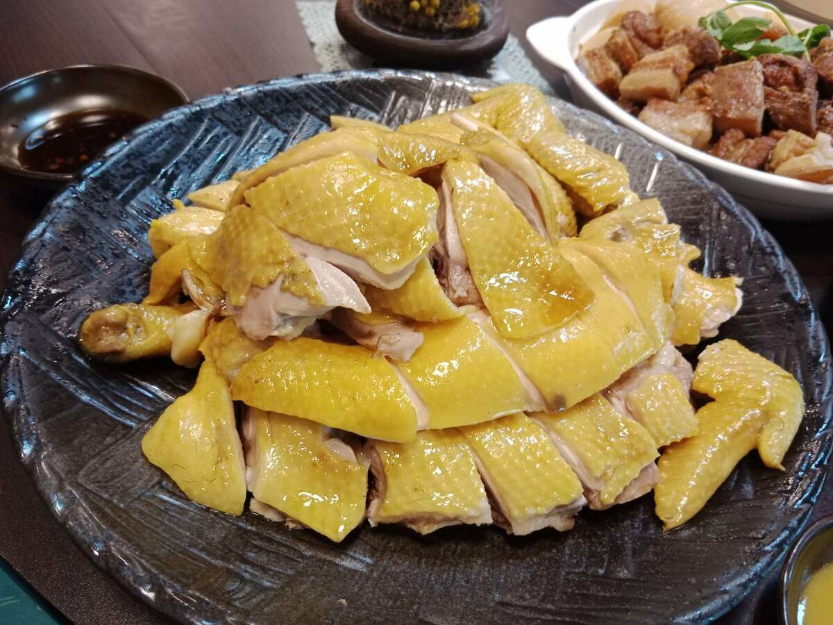 店家推薦必點菜色「鹽焗黃金雞」。 圖：孫家銘攝