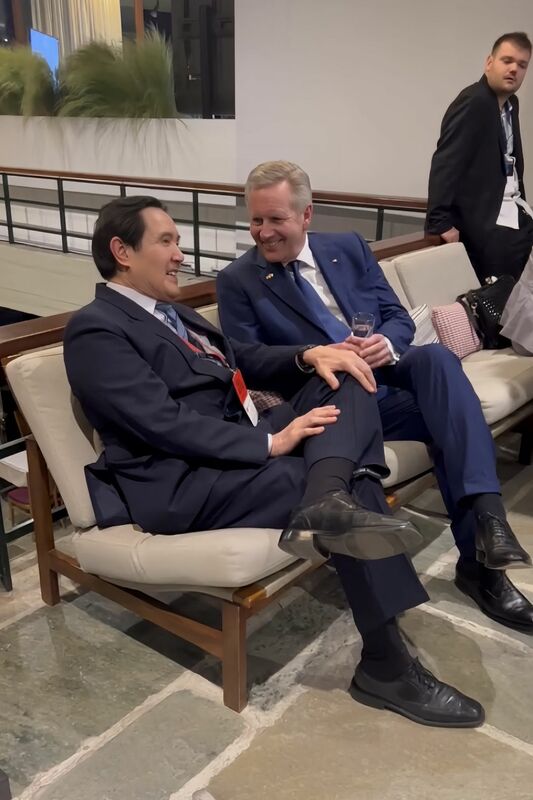馬英九今（5）日分享，在論壇上德國前總統伍爾夫（Christian Wulff）不僅稱呼他為「President Ma」，更邀請他未來有機會再拜訪德國。 圖：取自馬英九臉書