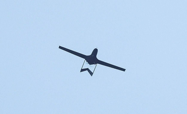 一架烏軍的土耳其製 TB2「旗手」無人機 4 日在基輔上空飛行時失去控制。 圖: 翻攝自推特 @UAWeapons