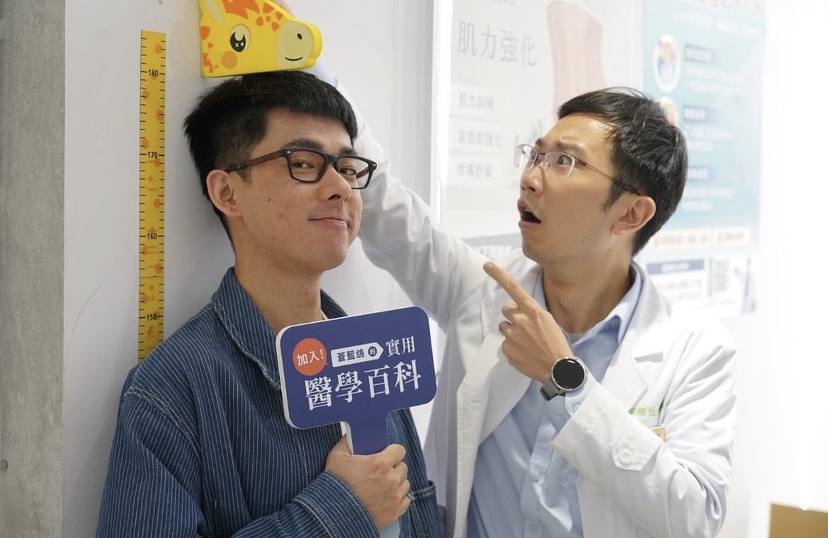 阿滴發他量身高證明自己有178公分。 圖：翻攝自阿滴日常IG