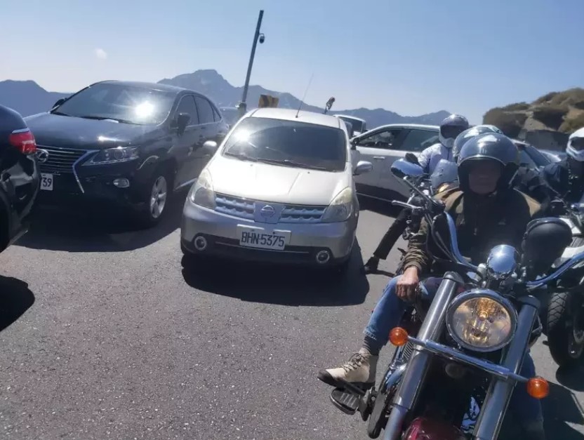勞動連假合歡山公路取消交管，沒想到讓合歡山上演大塞車。 圖：仁愛警分局／提供
