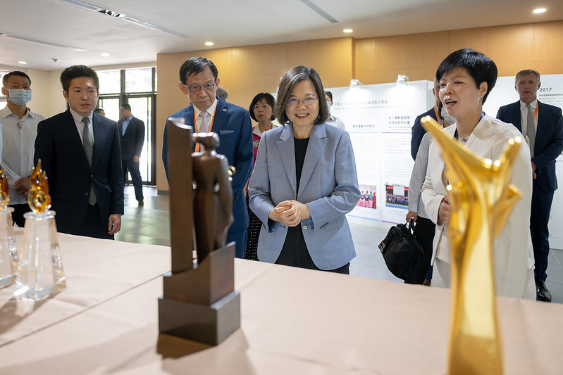 蔡英文總統抵達時，先參觀「Women in Sports 女性在體壇國際攝影大賽」得獎作品展覽並與評審們交流。 圖：總統府提供