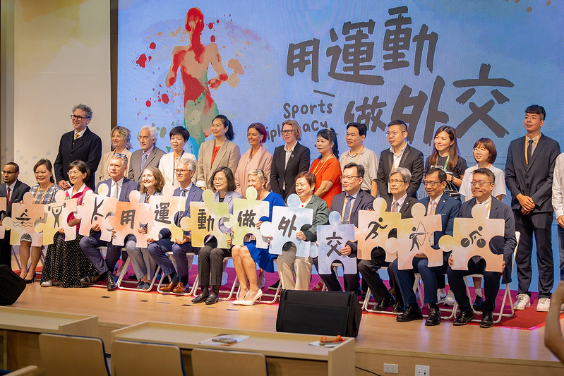 蔡英文總統今（5）日出席「用運動做外交：台美共建亞太運動性平交流國際論壇」暨「Women in Sports 國際攝影大賽頒獎典禮」合影。 圖：總統府提供
