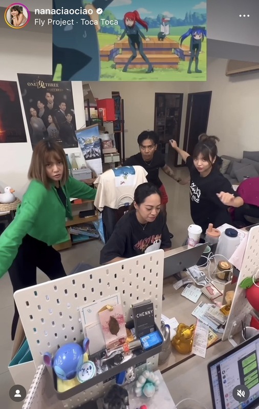 阿圓她們將其中一名員工Amy圍住，Amy一副看起來即將生氣的模樣。 圖：翻攝自一隻阿圓IG