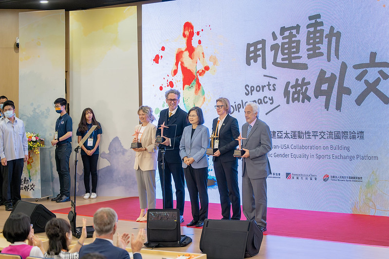 蔡英文總統親頒國際組獎項及評審團大獎，肯定得獎者的傑出表現。 圖：總統府提供