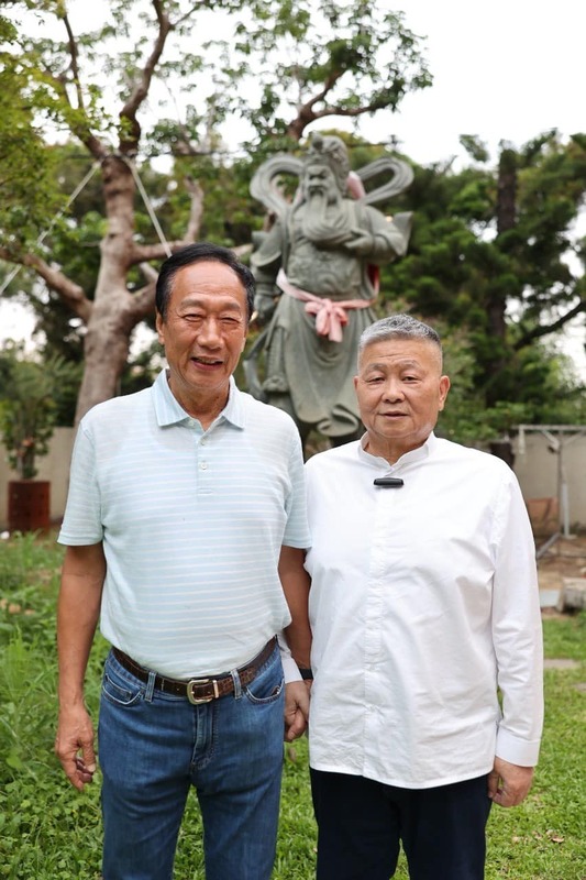 郭台銘先前積極爭取國民黨總統提名，曾PO出鎮瀾宮董事長顏清標牽手合照的畫面 圖:郭台銘臉書