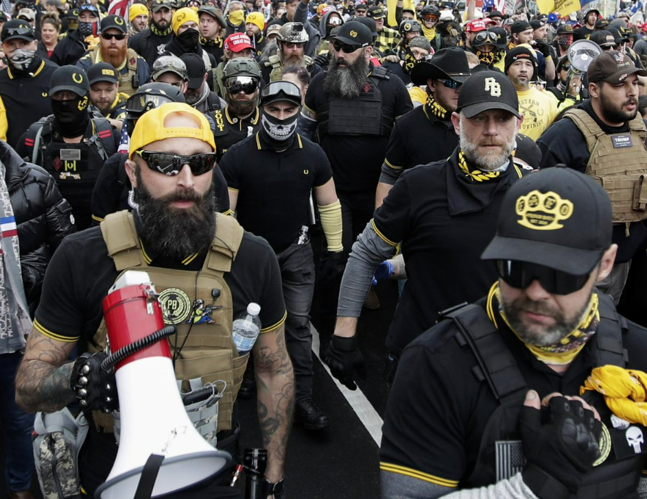 挺川普的極右派團體「驕傲男孩」（Proud Boys）的4名成員因涉及國會大廈受襲事件，被判犯下共謀暴亂罪。 圖: 翻攝自推特 @krassenstein