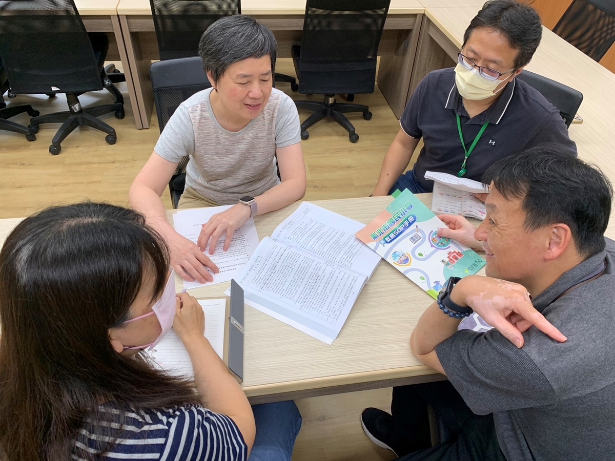 教務SOP手冊輔助新手快速上手。 圖：新北市教育局提供