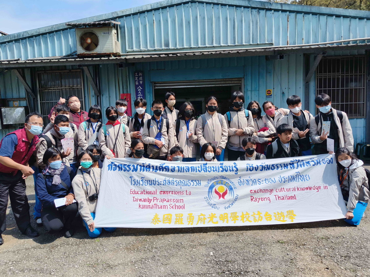 泰國羅勇府光明學校師生到三芝動物之家進行參訪交流。 圖﹕新北市動保處提供
