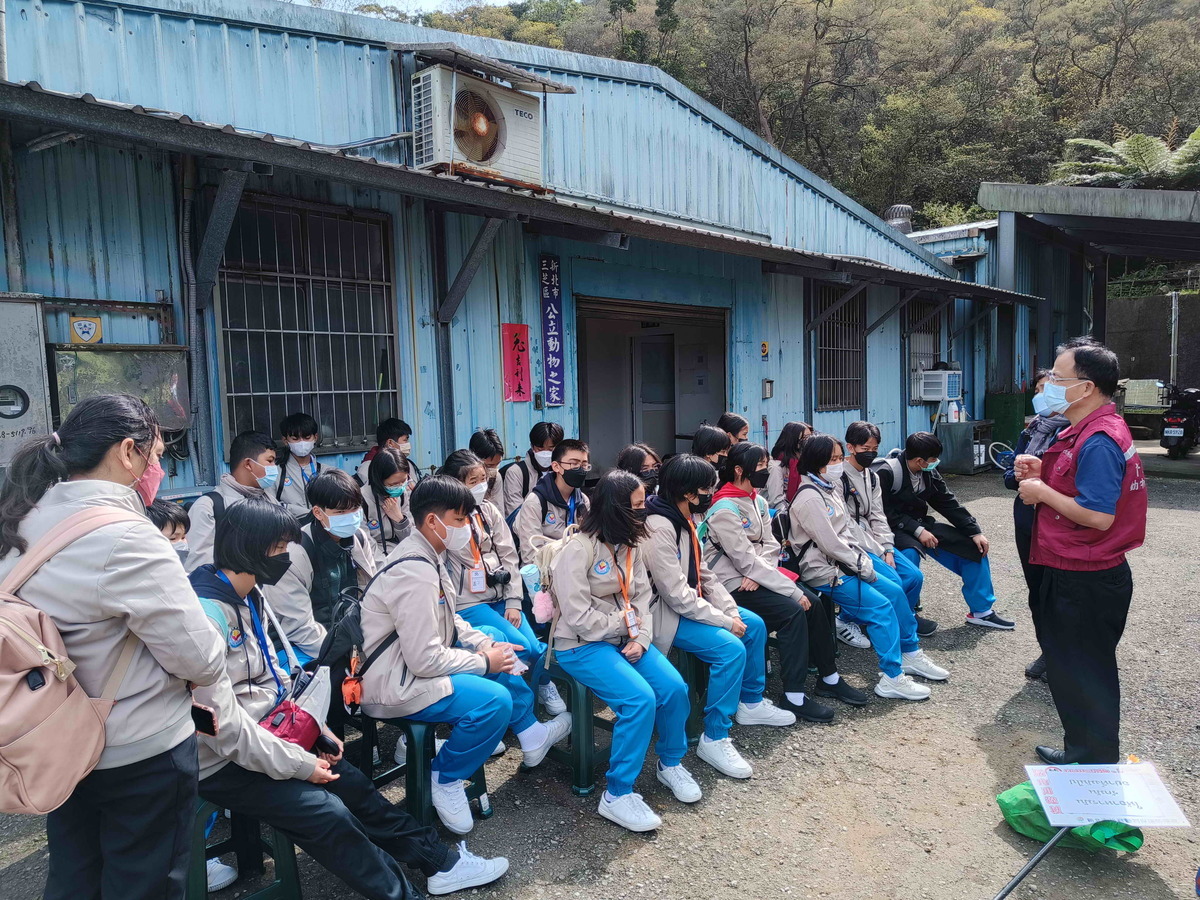 新北市動保處獸醫謝弘斌講解說明動物保護政策。 圖﹕新北市動保處提供