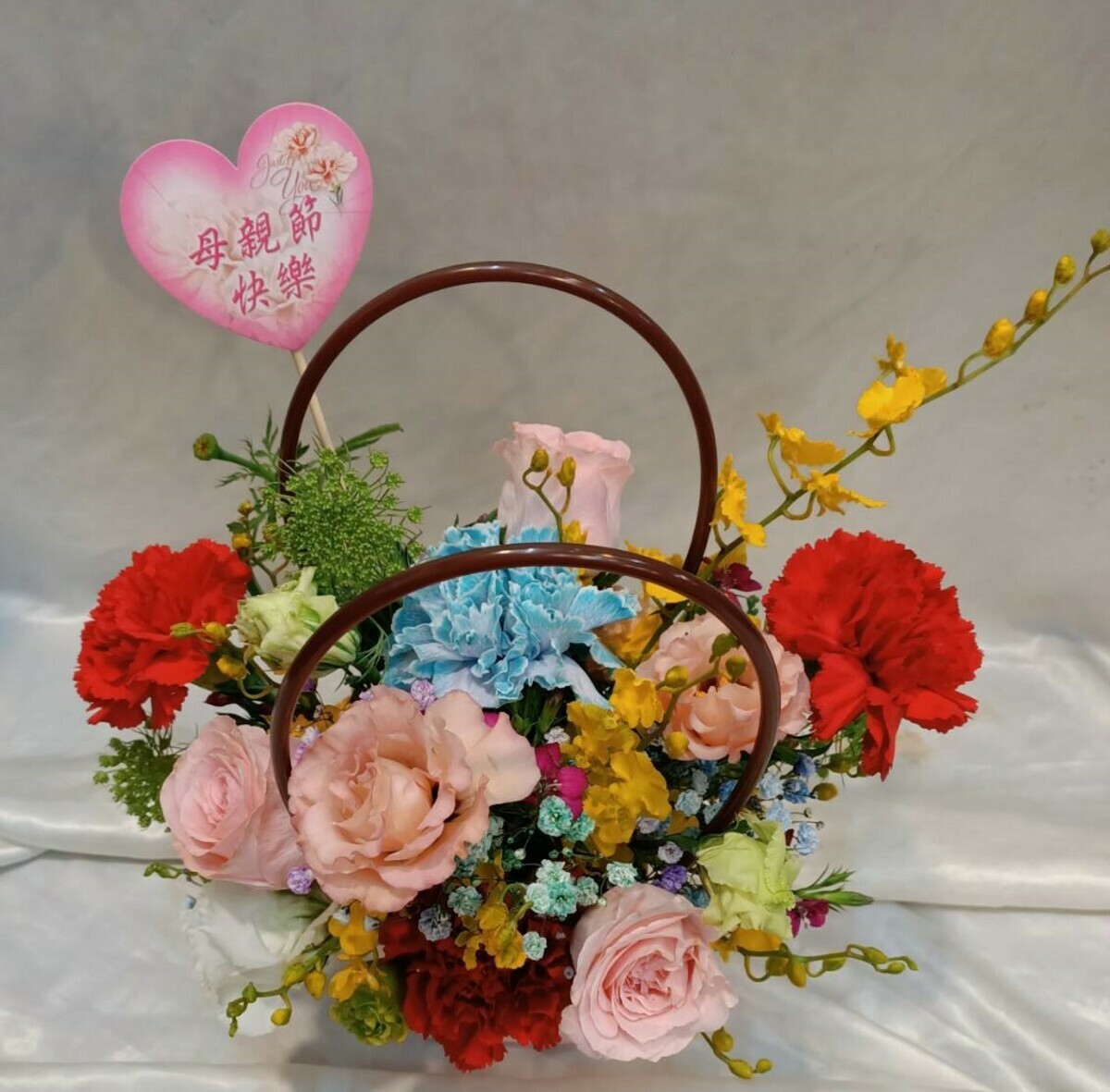 手作康乃馨花籃DIY活動成品示意（新）。 圖：板橋區公所提供