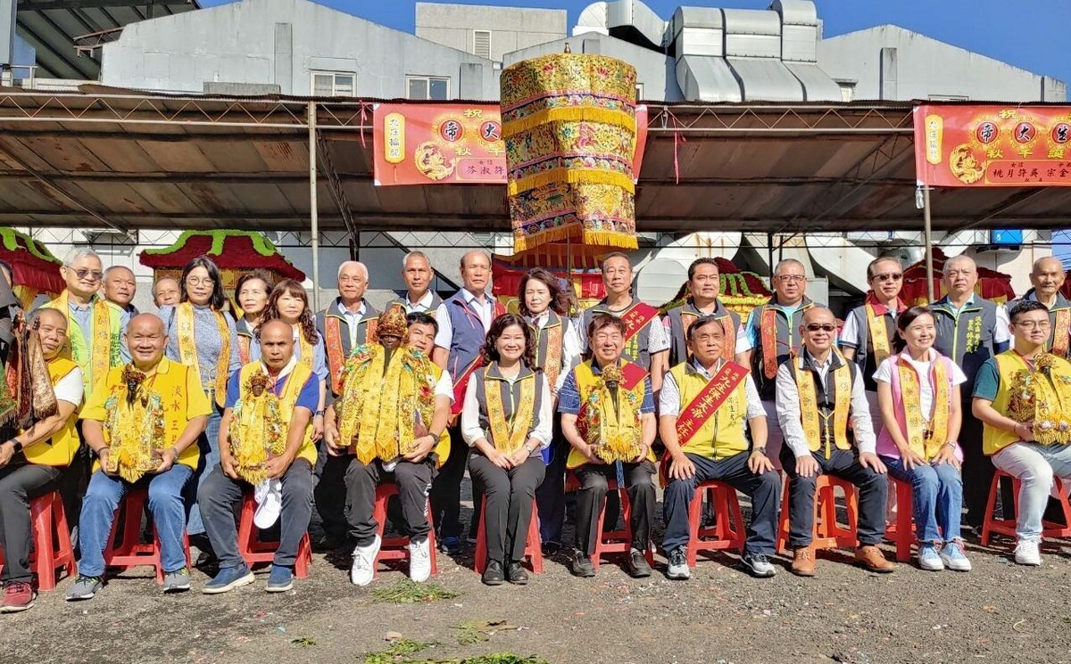 民政局副局長范姜坤火率領團隊參與保生大帝九庄輪祀繞境淡水過庄三芝北新庄輪祀。 圖：三芝區公所提供