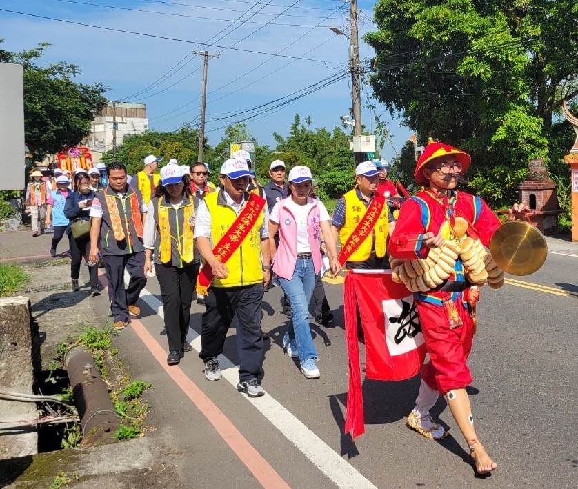 保生大帝九庄輪祀繞境隊伍由「報馬仔」作前導，除了探路外，也提醒沿途觸犯禁忌的居民先行迴避。 圖：三芝區公所提供