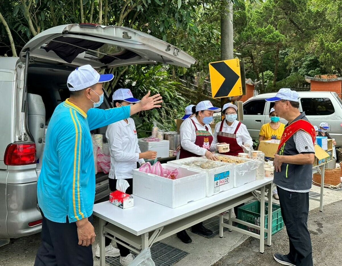 為了慰勞所有參與「過庄」信眾的辛勞，沿街設置「點心攤」，免費招待民眾餐點飲食。 圖：三芝區公所提供