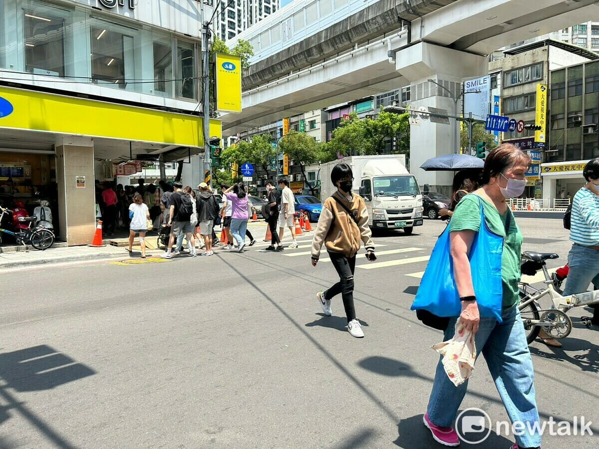 氣象署表示，今（22）天各地多雲到晴、高溫炎熱。 圖：林岑韋／攝（資料照）