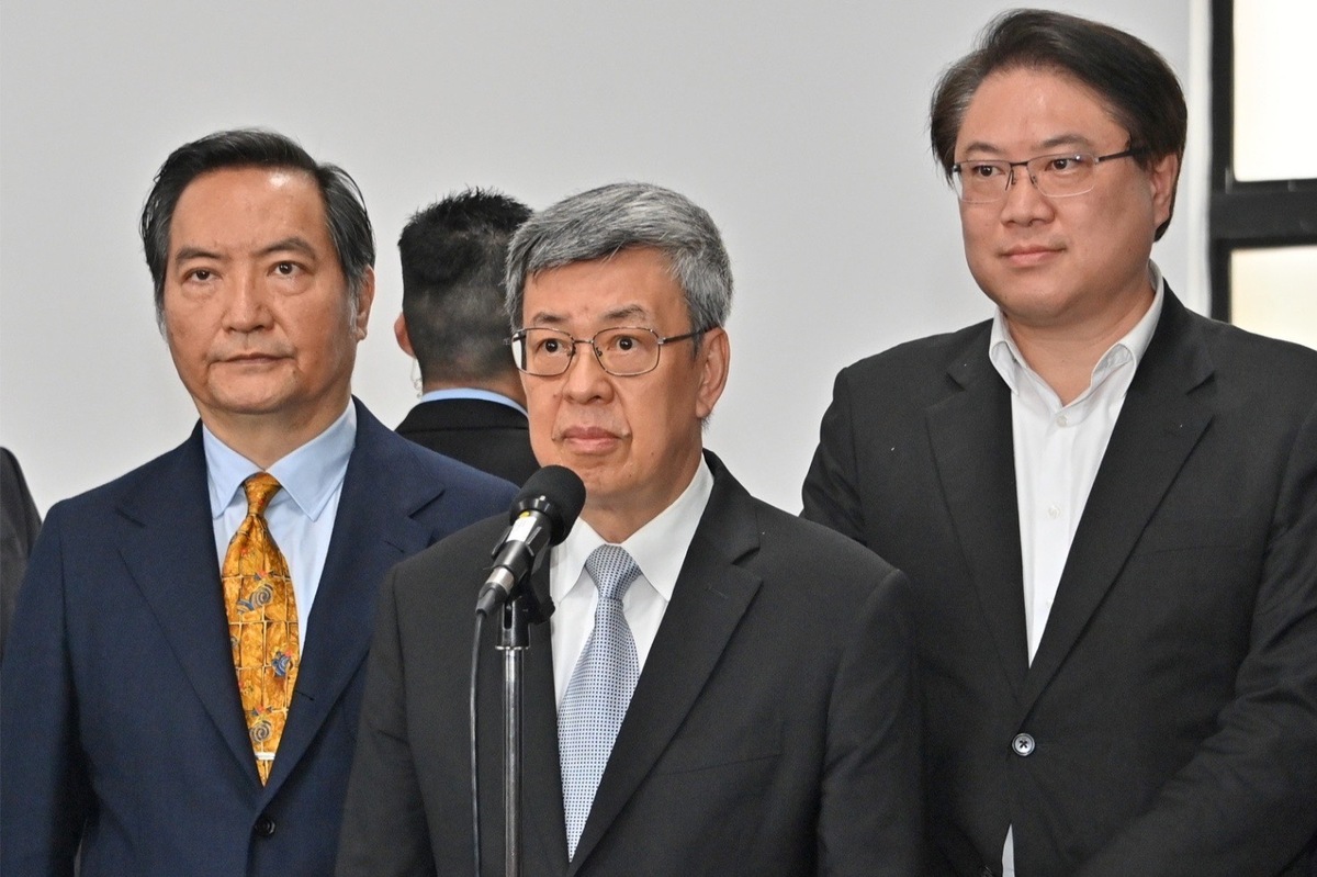 行政院長陳建仁今（5）天下午到警政署出席「全民反詐 藝起發聲」記者會前受訪。 圖：行政院提供