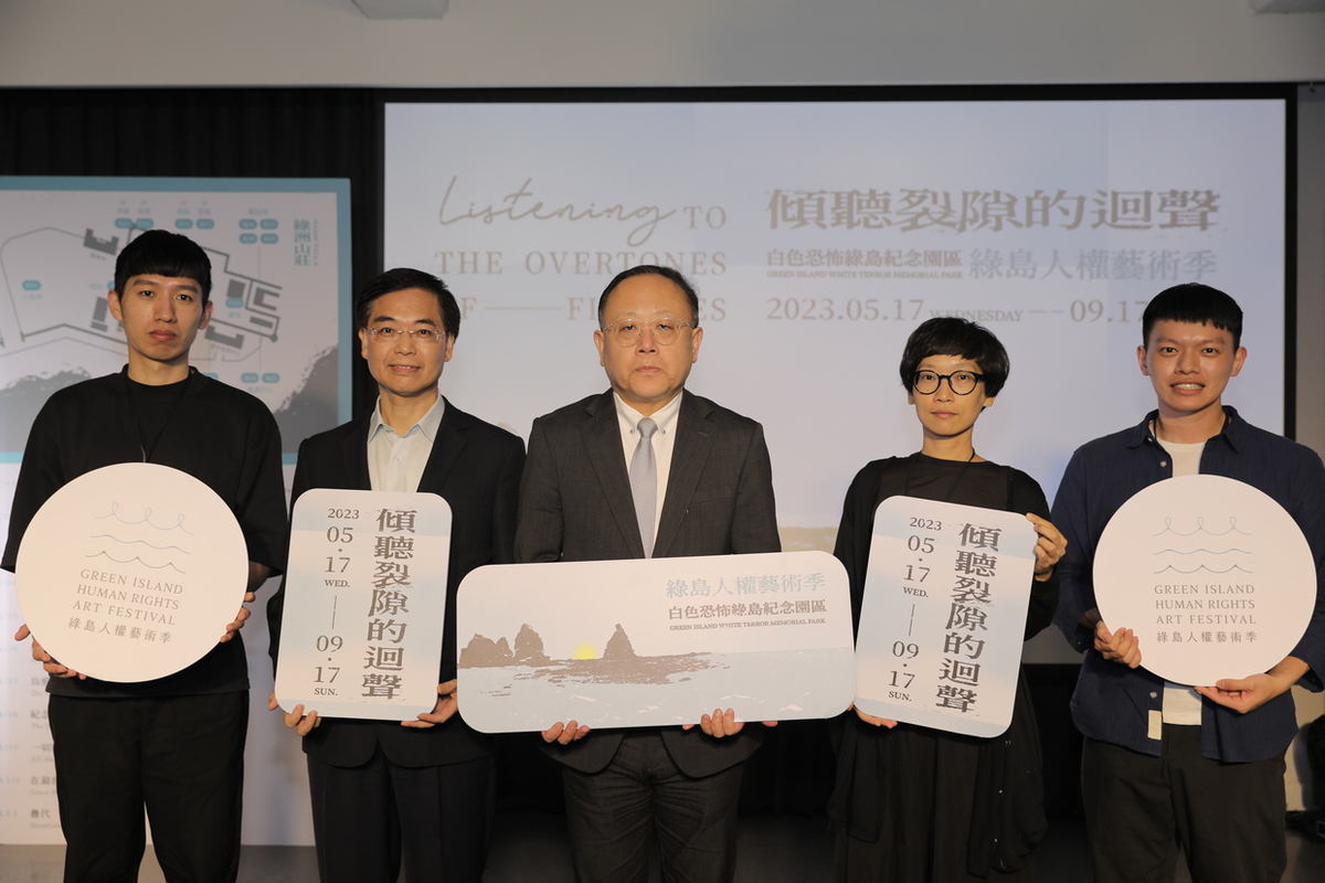 國家人權館今天舉行「2023綠島人權藝術季」展前記者會，左起協同策展陳韋綸、國家人權博物館館長洪世芳、文化部長史哲、總策展人蔡明君、協同策展蔡秉儒。 圖：國家人權館提供