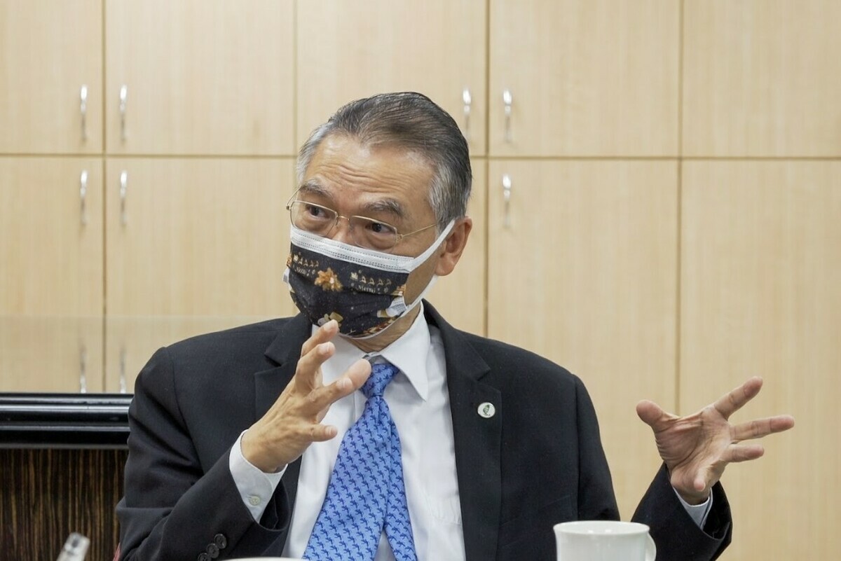 田野訪談時任臺北市立和平醫院院長璩大成。 圖：精實文創／提供
