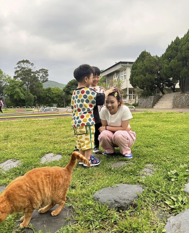 蔡波能沒摸到貓咪於是改去摸二伯的頭。 圖：翻攝自嘎嫂二伯IG