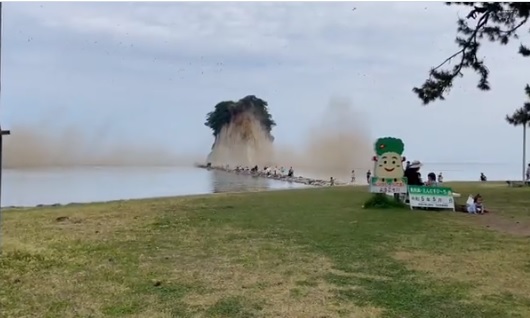 日本石川縣能登半島發生芮氏規模6.3強震，觀光小島「見附島」土石崩落 圖：翻攝自推特