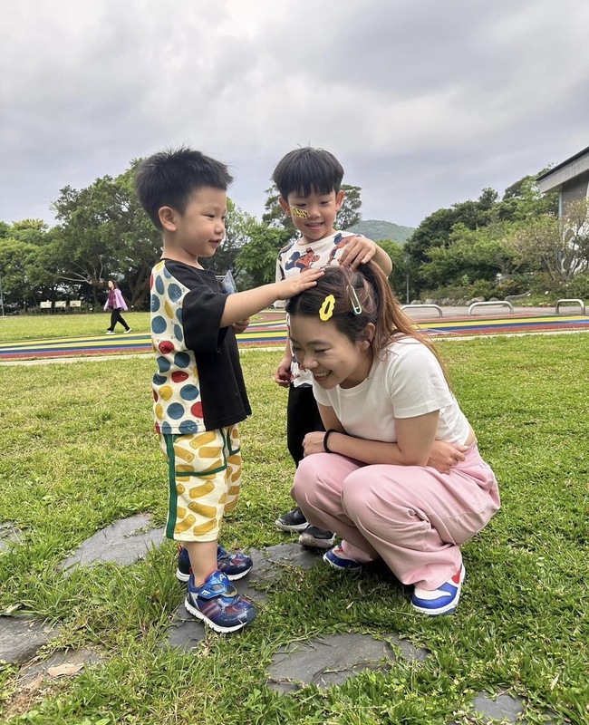 蔡波能和蔡桃貴狂摸二伯的頭。 圖：翻攝自嘎嫂二伯IG