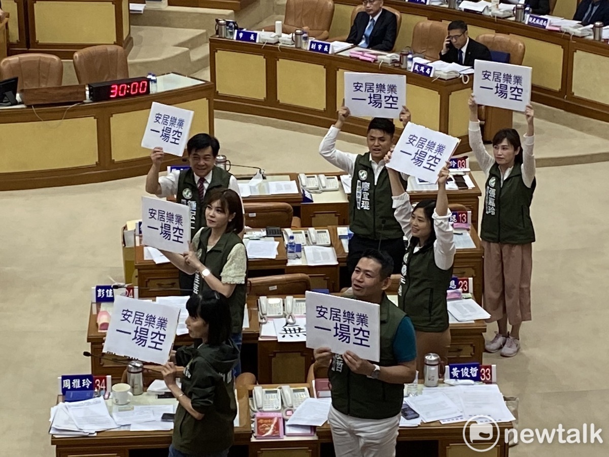 新北市議會民進黨團砲轟侯友宜不安也不專心市政，導致市政一直出包，「安居樂業一場空」。 圖：林昀真/攝