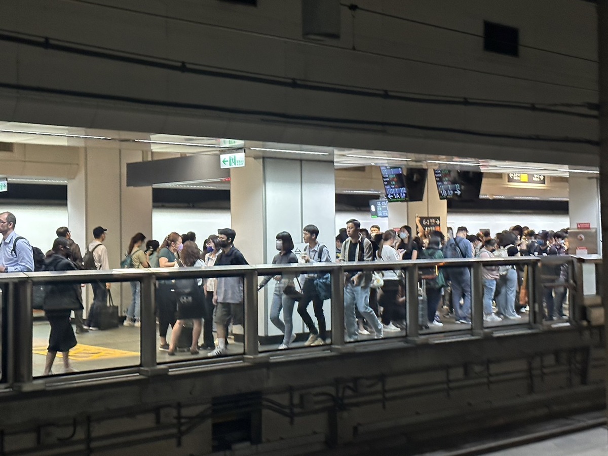 台灣高鐵5日下午發生電力系統跳電，導致號誌異常。月台上擠滿等不到車的旅客。 圖：民眾提供