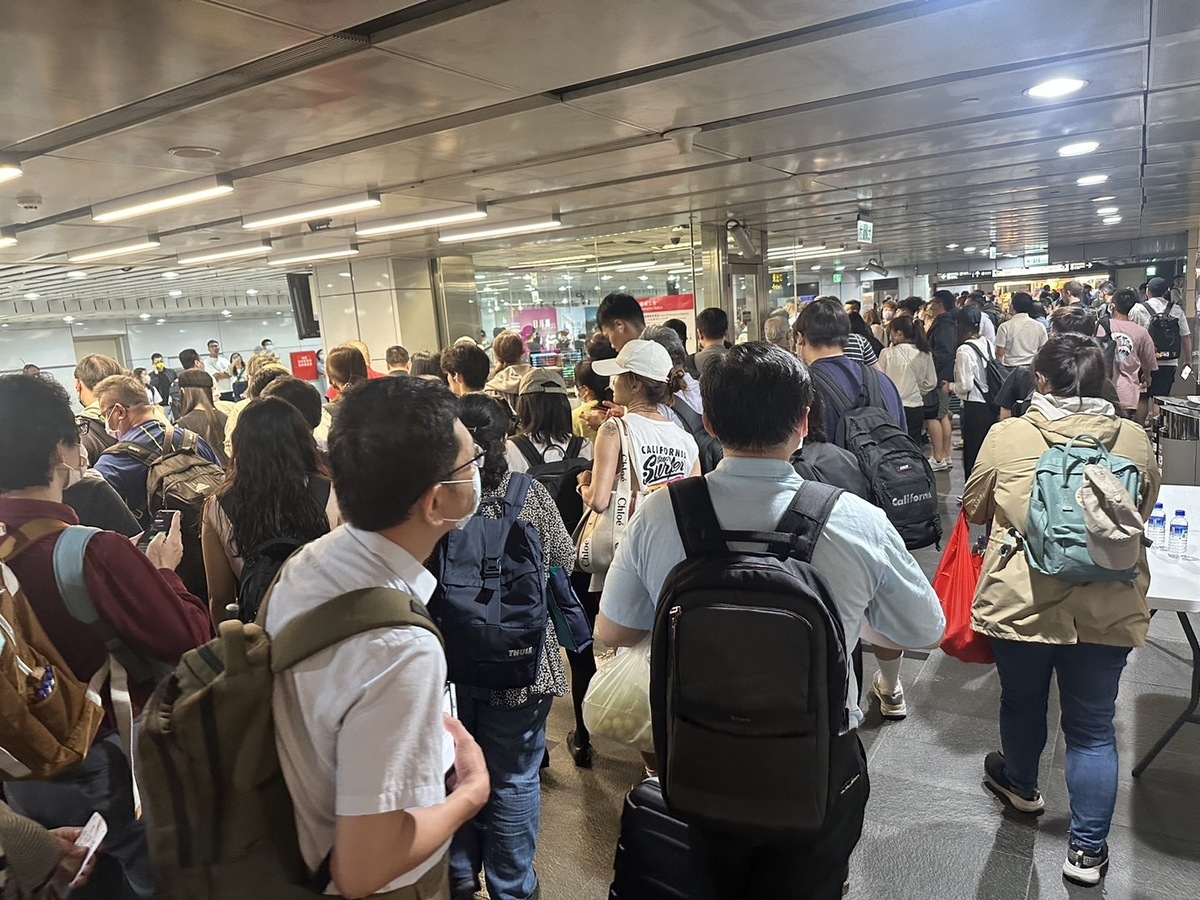 台灣高鐵5日下午發生電力系統跳電，導致號誌異常。月台上擠滿等不到車的旅客。 圖：民眾提供