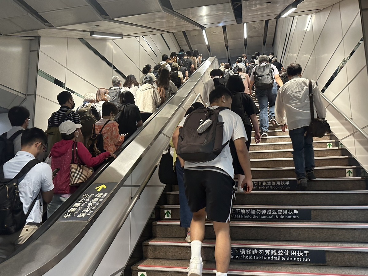 台灣高鐵5日下午發生電力系統跳電，導致號誌異常，影響多車次運行。旅客出站尋求轉搭其他交通工具返鄉。 圖：民眾提供