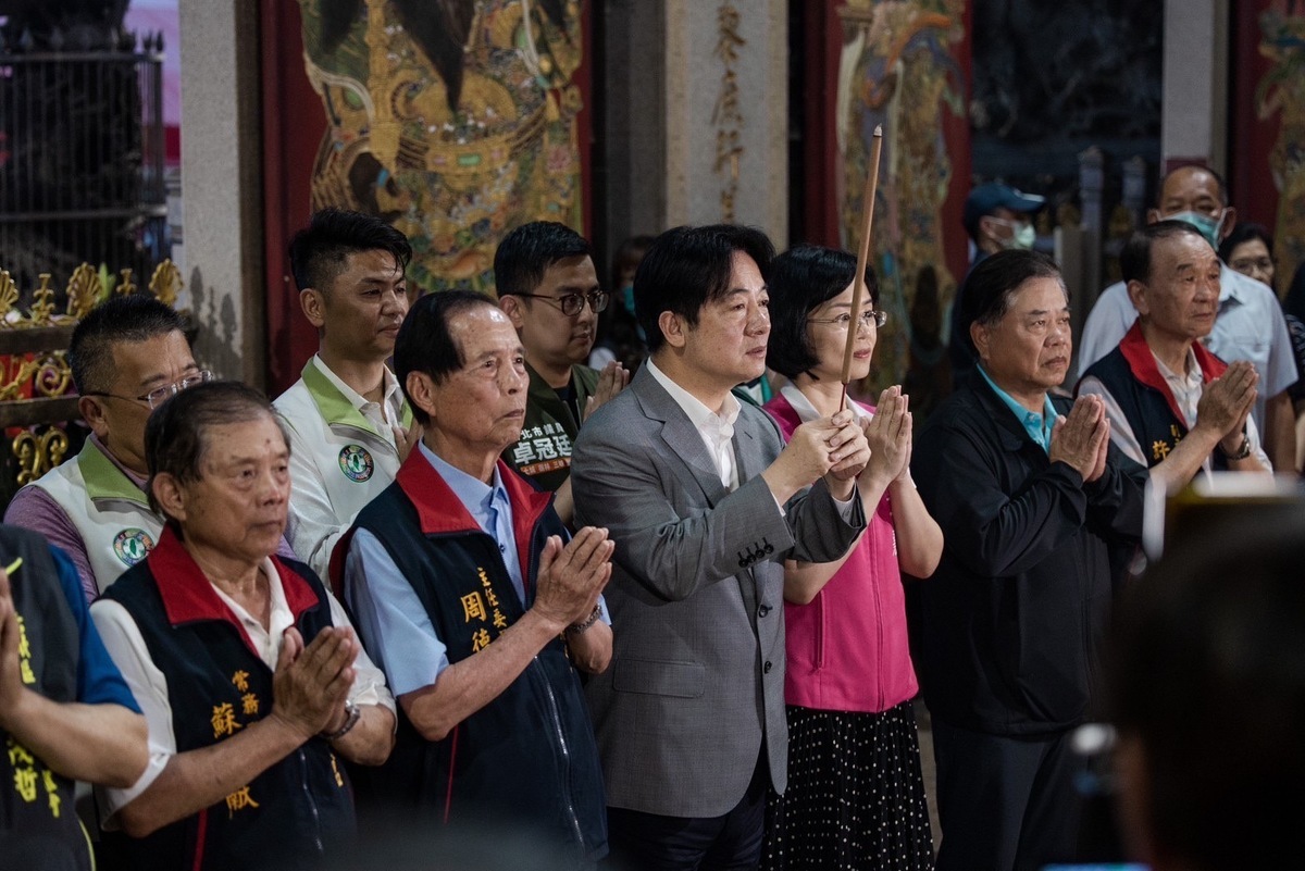 民主進步黨主席暨總統候選人賴清德5日出席鶯歌碧龍宮八卦祖師聖誕慶典上香參拜。 圖：民進黨提供