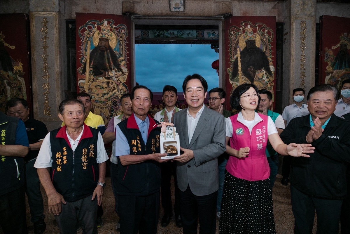 民主進步黨主席暨總統候選人賴清德5日出席鶯歌碧龍宮八卦祖師聖誕慶典，向鄉親懇託支持他和立法委員蘇巧慧(右側粉紅背心)。 圖：民進黨提供