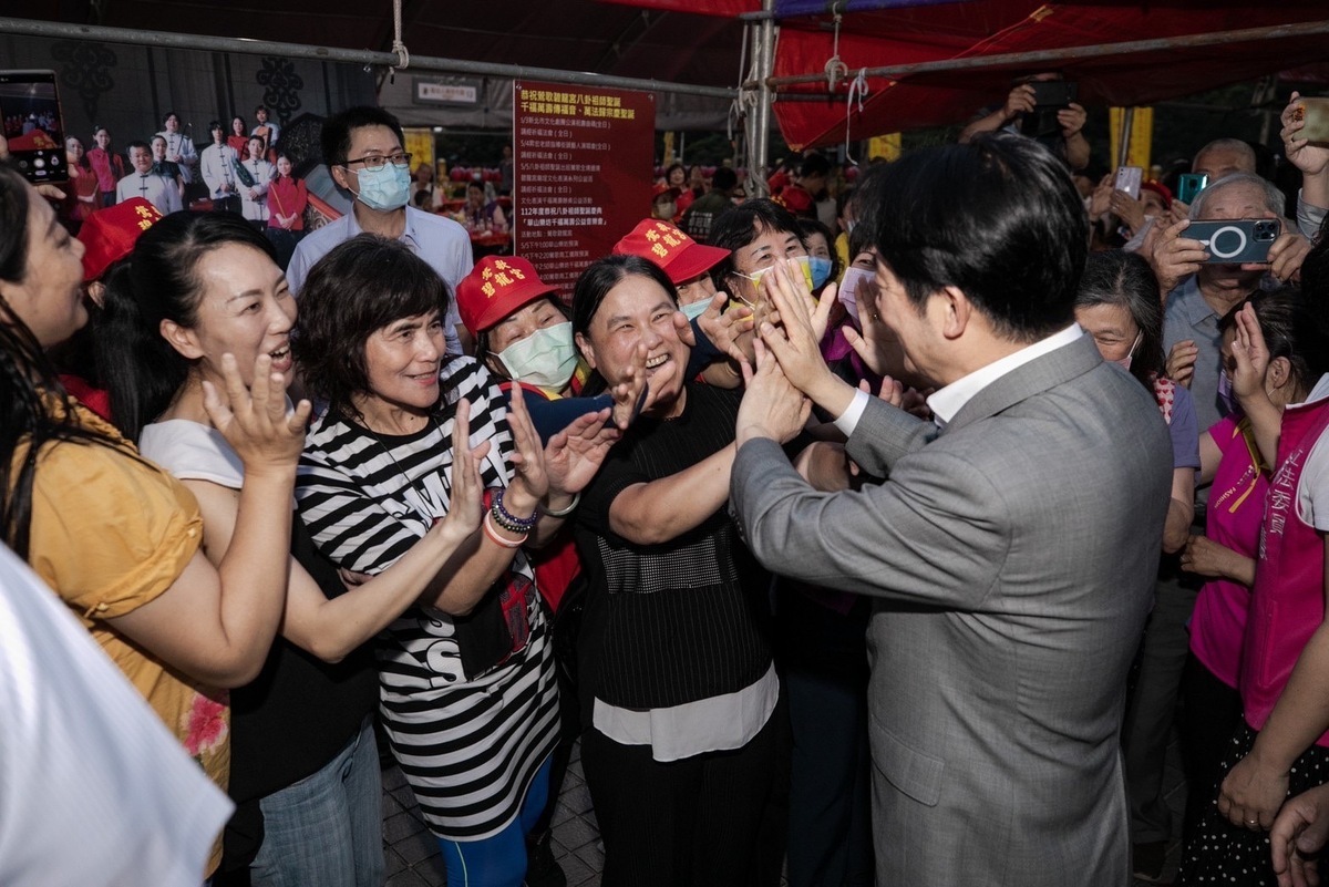 民主進步黨主席暨總統候選人賴清德5日出席鶯歌碧龍宮八卦祖師聖誕慶典，受民眾熱烈歡迎。 圖：民進黨提供