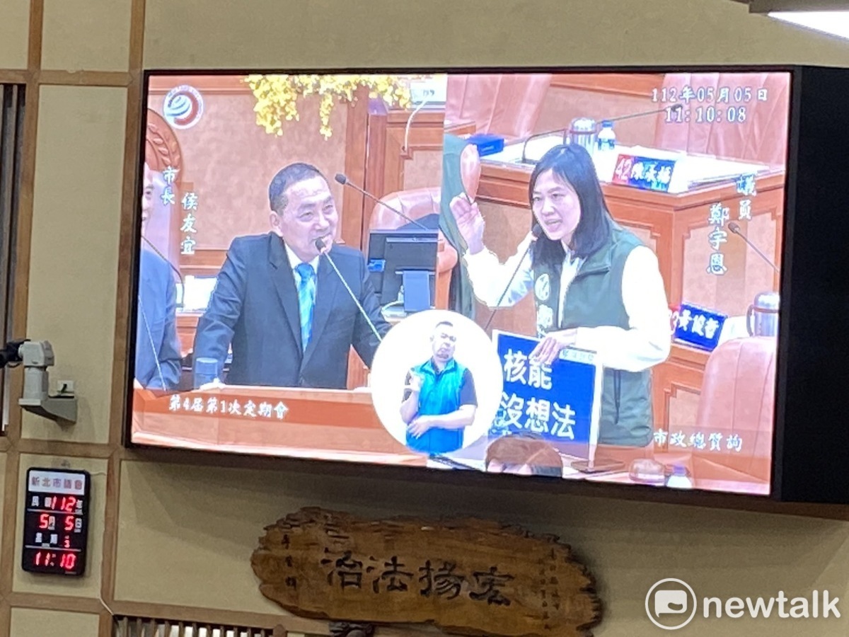 鄭宇恩質詢侯友宜對能源配比的看法。 圖：林昀真/攝