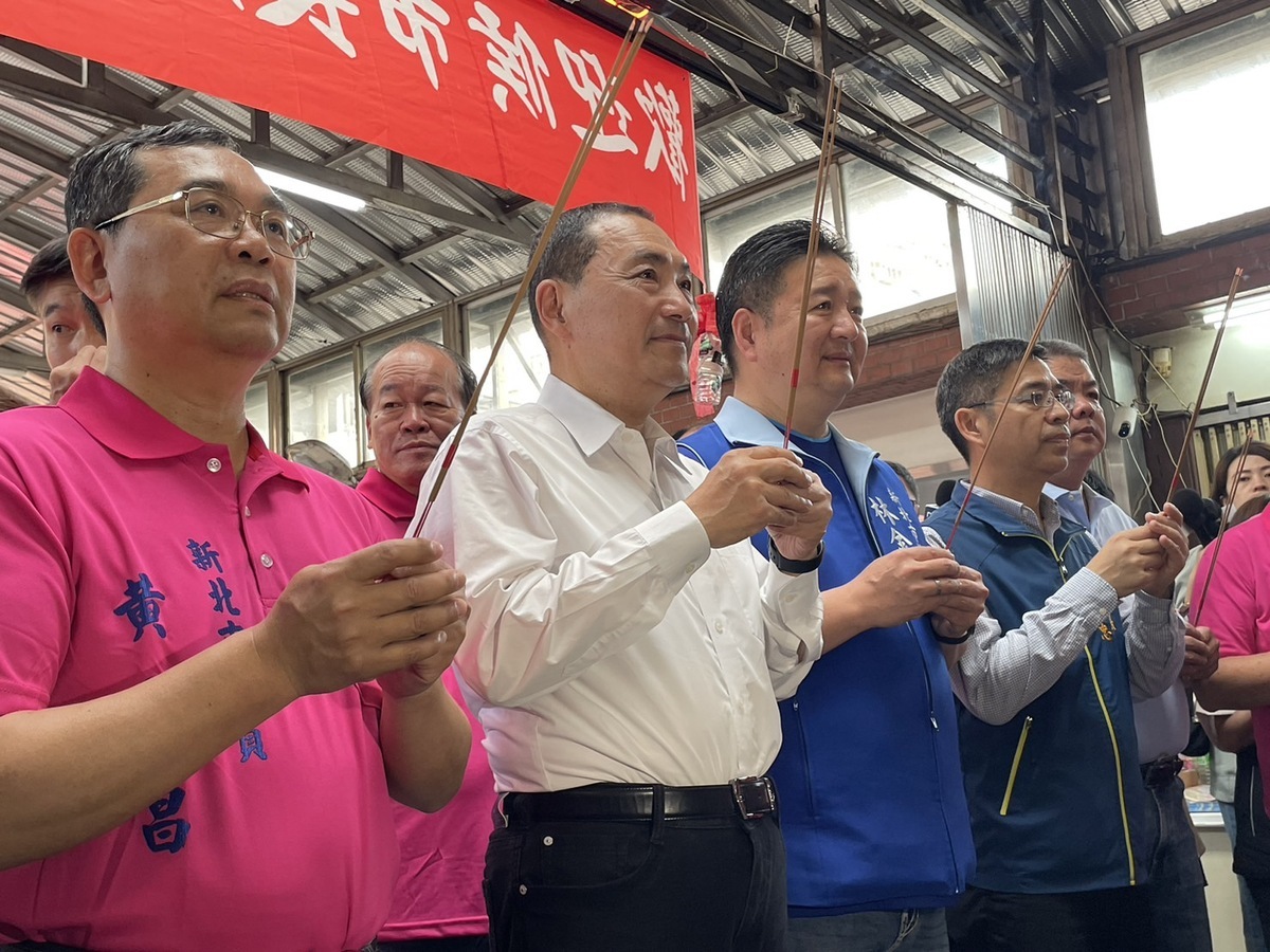 土城三元宮今（6）日舉行三官大帝天上聖母年例遶境，市長侯友宜(左二)偕市議員黃永昌(左一)、林金結(左三)及民政局長柯慶忠(左四)參拜祈求市政昌隆。 圖：新北市民政局提供